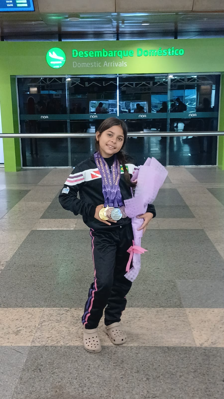 Com cinco medalhas no peito, ginasta de Benevides Ester Brito desembarca no Aeroporto de Belém