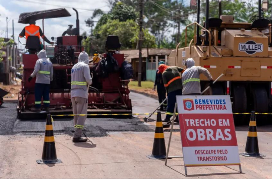 Prefeitura avança com obras estratégicas e leva novo asfalto e drenagem para diversas ruas de Benevides 