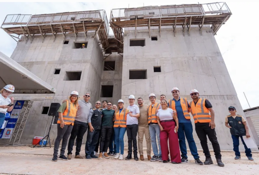 Ministro e Prefeita vistoriam avanço das obras em complexo habitacional do Minha Casa, Minha Vida em Benevides